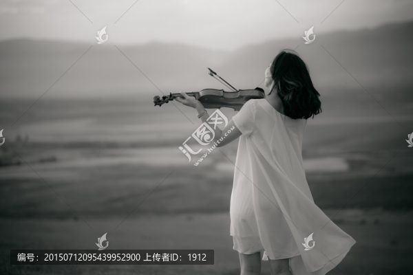 拉小提琴