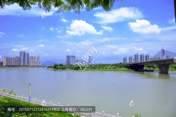 夏季藍(lán)天下的都市風(fēng)景