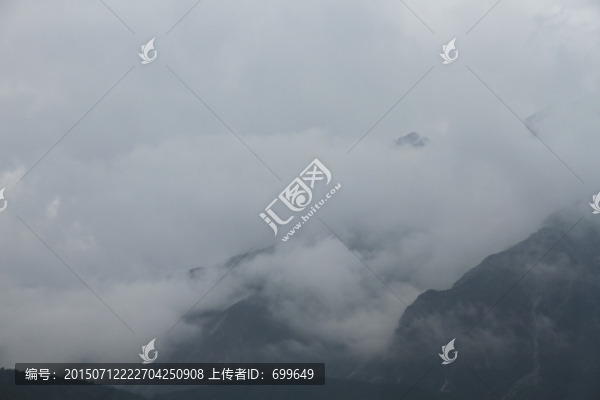 遠(yuǎn)眺玉龍雪山