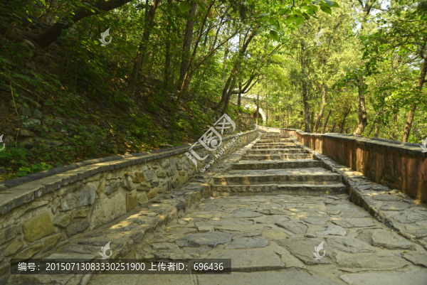 山路石階