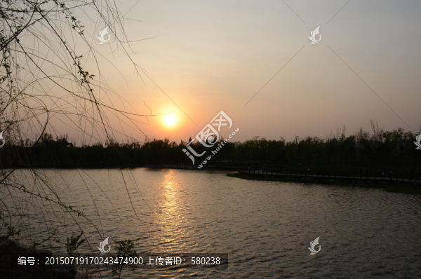 夕陽下的湖面風(fēng)景jpg