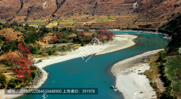 山間蜿蜒河流