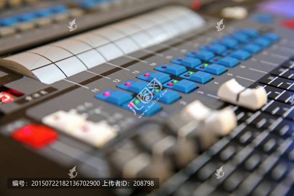 調(diào)音控制臺(tái)