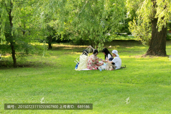草地上的休閑