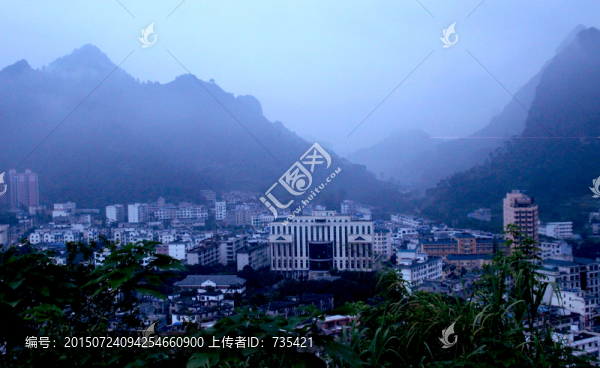小城晨霧