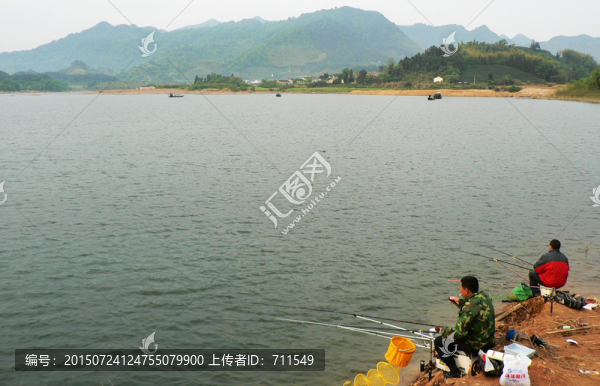 湖邊垂釣