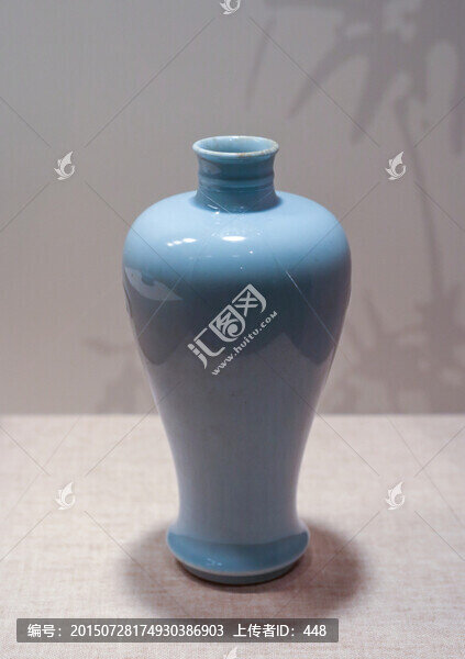 天藍(lán)釉拐耳梅瓶
