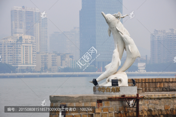 海豚雕塑