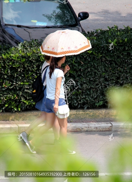 年輕女性