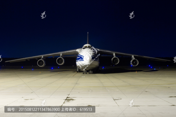 夜晚的大型貨機(jī)AN124