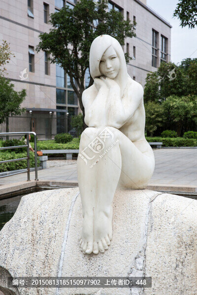 坐在巨石上的姑娘,女孩雕塑