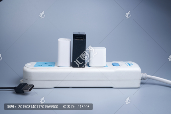 插滿充電器插線板