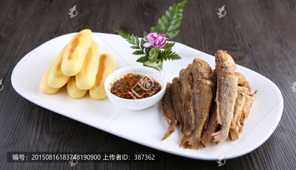 香炸黃花魚配棒棒饃