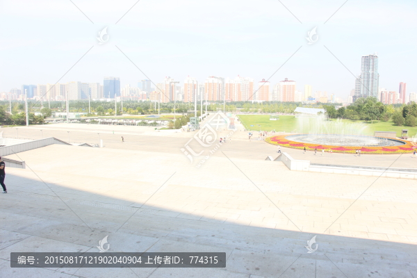 長(zhǎng)風(fēng)前廣場(chǎng)
