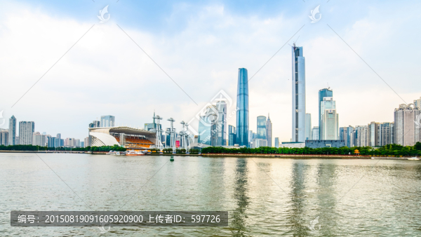 珠江河上的花城廣場(chǎng)