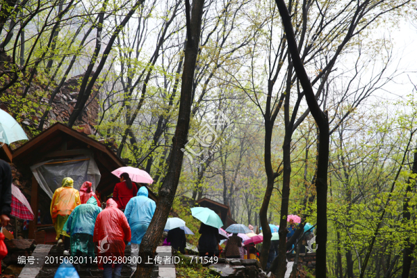 雨中游人