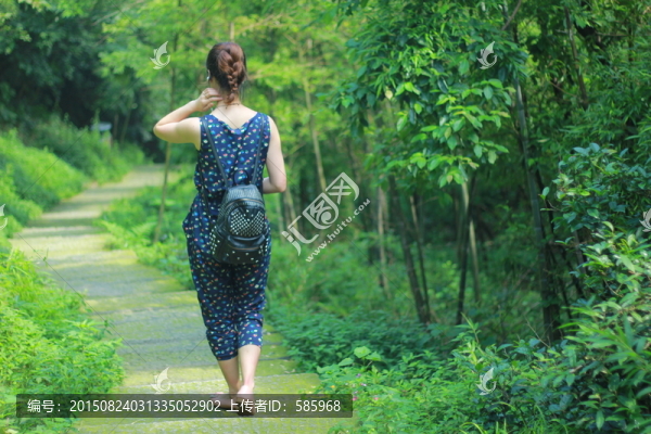 旅行者孤獨(dú)背影