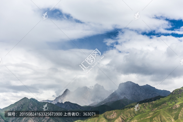 祁連縣丹霞地貌的雪山