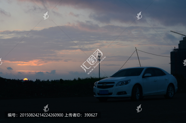 黃昏下行駛的汽車