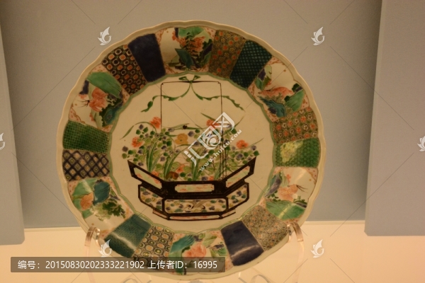 景德鎮(zhèn)窯五彩花籃紋花口盤