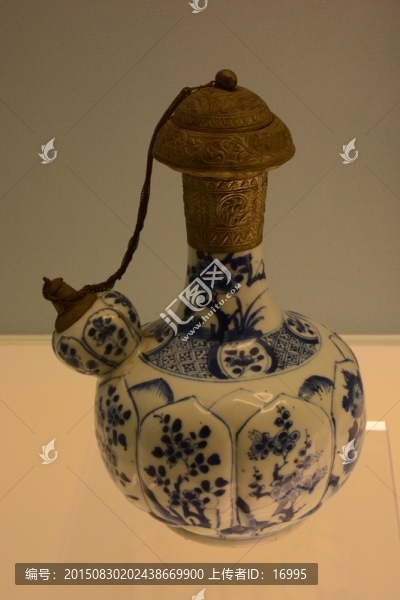 景德鎮(zhèn)窯青花凸蓮瓣花卉紋軍持