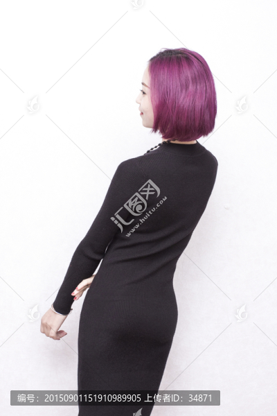 苗條的穿黑衣服的女性