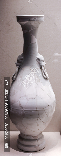 甜白釉盤口獸耳長頸瓶