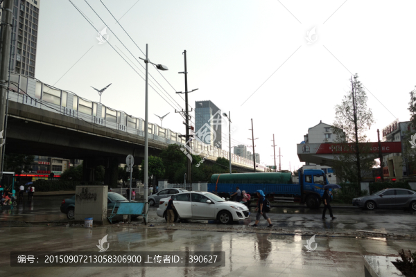 雨中街景