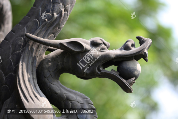 地動(dòng)儀上的龍雕塑