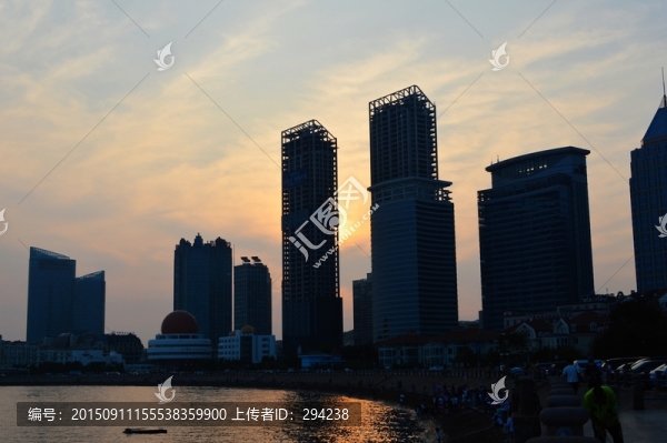 夕陽下的浮山灣