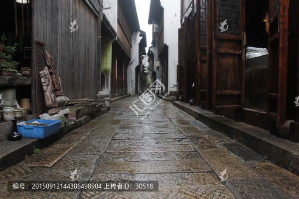 泛著水光的石板街面