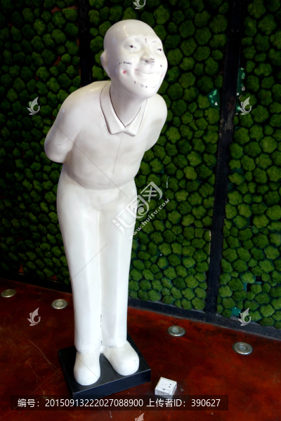 白色男雕像