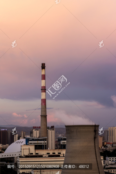 夕陽(yáng)下的熱電廠