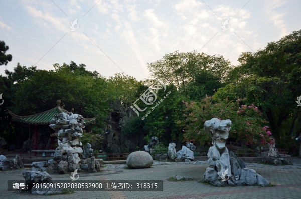 公園一角之石雕