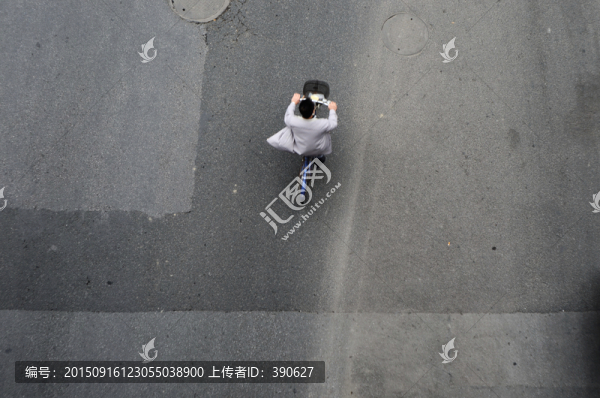 騎自行車的男子
