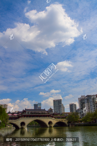 廊橋藍(lán)天白云