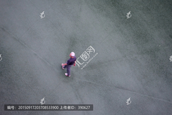塑膠運(yùn)動(dòng)場(chǎng)上的老人