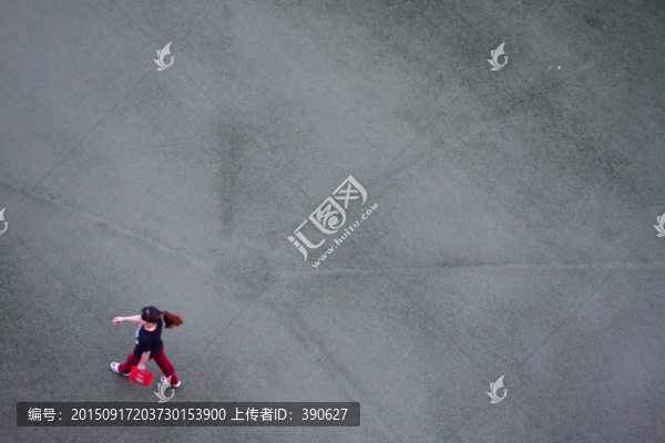 塑膠運動場上的女人
