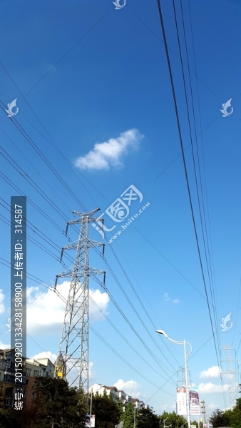 藍(lán)天白云下的高壓線