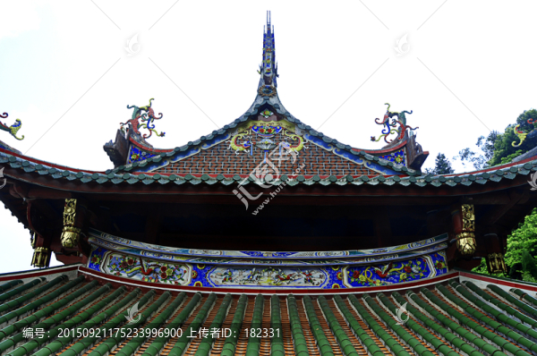 對(duì)稱建造的屋頂特寫(xiě)