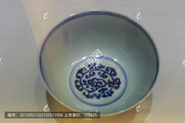 仿宣德款青花纏枝靈芝托八卦紋碗