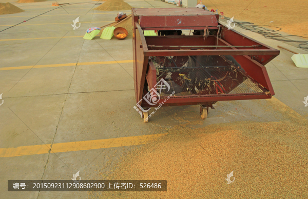 曬谷場(chǎng)的吹谷機(jī)