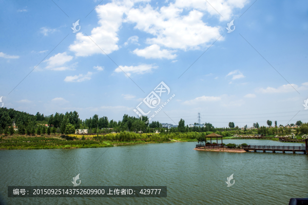 河岸風(fēng)景,藍(lán)天白云