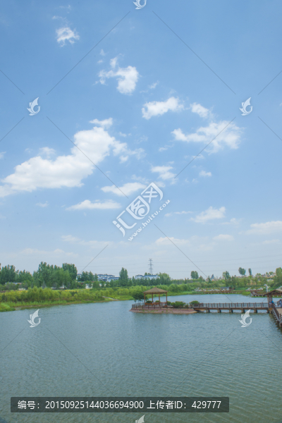 沿河風(fēng)光