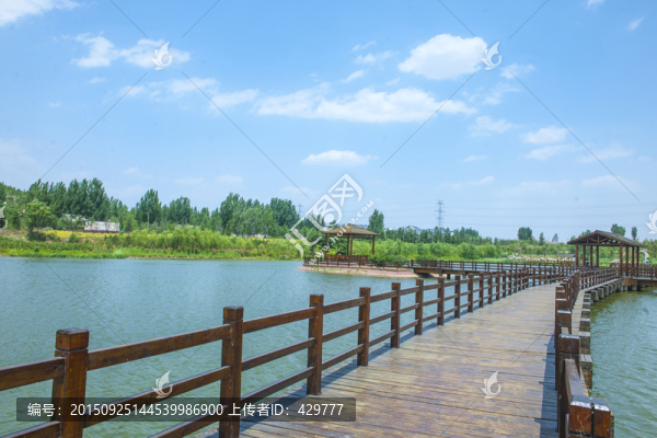 木橋,公園建筑,藍(lán)天白云