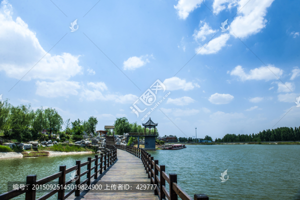 公園風(fēng)景,木橋,白云藍(lán)天