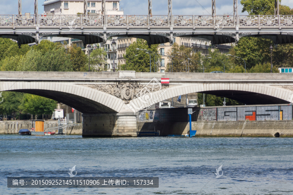 塞納河上的石拱橋