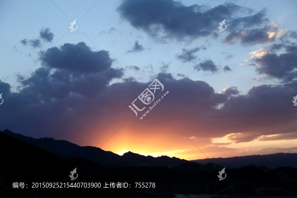 丹霞地貌晚霞