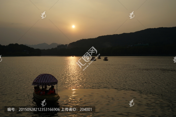 夕陽湖面