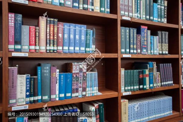 書架上的圖書